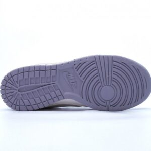 【AT2690】Louis Vuitton x Nike SB Dunk Lowの"ベージュ/ブルー/LV Monogram"スラムダンクコレクションのローカットカジュアルスポーツスケートボードシューズ。淡いベージュのデニム生地と濃い青色のLVモノグラム柄が特徴です。