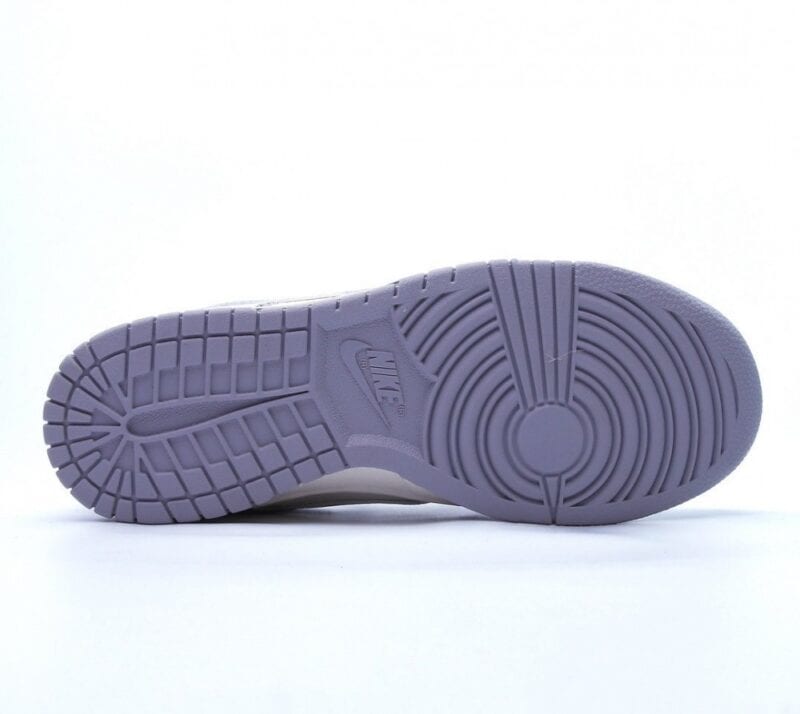 【AT2690】Louis Vuitton x Nike SB Dunk Lowの"ベージュ/ブルー/LV Monogram"スラムダンクコレクションのローカットカジュアルスポーツスケートボードシューズ。淡いベージュのデニム生地と濃い青色のLVモノグラム柄が特徴です。