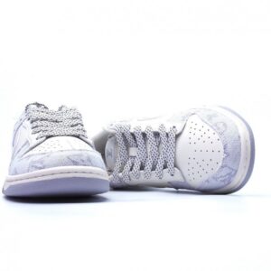【AT2690】Louis Vuitton x Nike SB Dunk Lowの"ベージュ/ブルー/LV Monogram"スラムダンクコレクションのローカットカジュアルスポーツスケートボードシューズ。淡いベージュのデニム生地と濃い青色のLVモノグラム柄が特徴です。