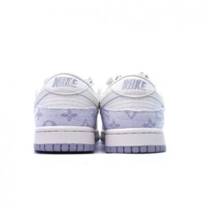 【AT2690】Louis Vuitton x Nike SB Dunk Lowの"ベージュ/ブルー/LV Monogram"スラムダンクコレクションのローカットカジュアルスポーツスケートボードシューズ。淡いベージュのデニム生地と濃い青色のLVモノグラム柄が特徴です。