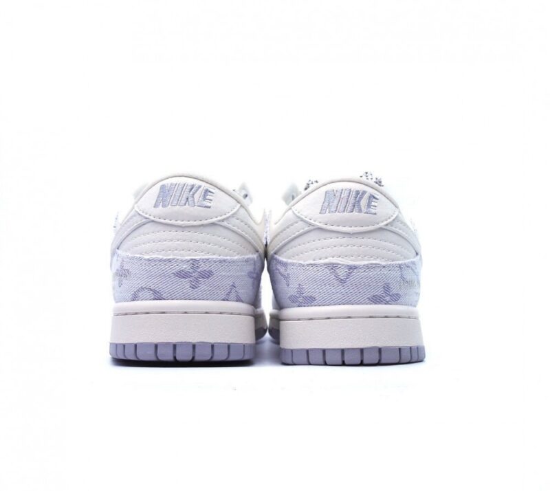 【AT2690】Louis Vuitton x Nike SB Dunk Lowの"ベージュ/ブルー/LV Monogram"スラムダンクコレクションのローカットカジュアルスポーツスケートボードシューズ。淡いベージュのデニム生地と濃い青色のLVモノグラム柄が特徴です。