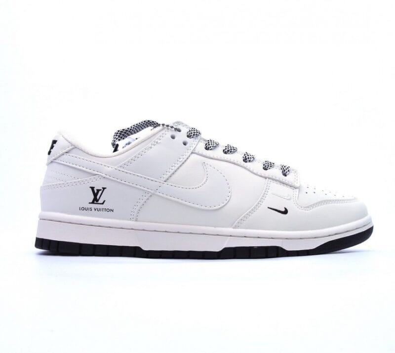 【AT2691】Nike Dunk Low x LV ナイキNKダンクローLVルイ・ヴィトン周年高級カスタムローカットカジュアルスニーカー海外公式同時発売、靴底側面にはLouis Vuittonブランドが埋め込まれ、靴箱には手描きの青い金文字があり、コレクション価値があります。