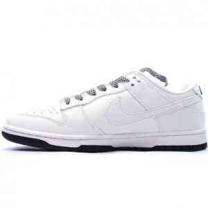 【AT2691】Nike Dunk Low x LV ナイキNKダンクローLVルイ・ヴィトン周年高級カスタムローカットカジュアルスニーカー海外公式同時発売、靴底側面にはLouis Vuittonブランドが埋め込まれ、靴箱には手描きの青い金文字があり、コレクション価値があります。