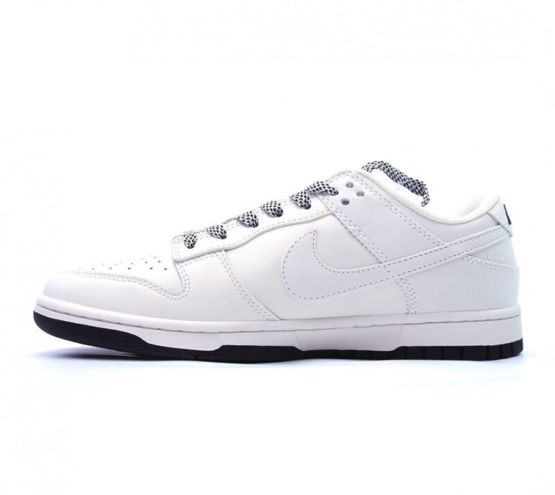 【AT2691】Nike Dunk Low x LV ナイキNKダンクローLVルイ・ヴィトン周年高級カスタムローカットカジュアルスニーカー海外公式同時発売、靴底側面にはLouis Vuittonブランドが埋め込まれ、靴箱には手描きの青い金文字があり、コレクション価値があります。