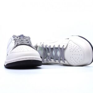 【AT2691】Nike Dunk Low x LV ナイキNKダンクローLVルイ・ヴィトン周年高級カスタムローカットカジュアルスニーカー海外公式同時発売、靴底側面にはLouis Vuittonブランドが埋め込まれ、靴箱には手描きの青い金文字があり、コレクション価値があります。