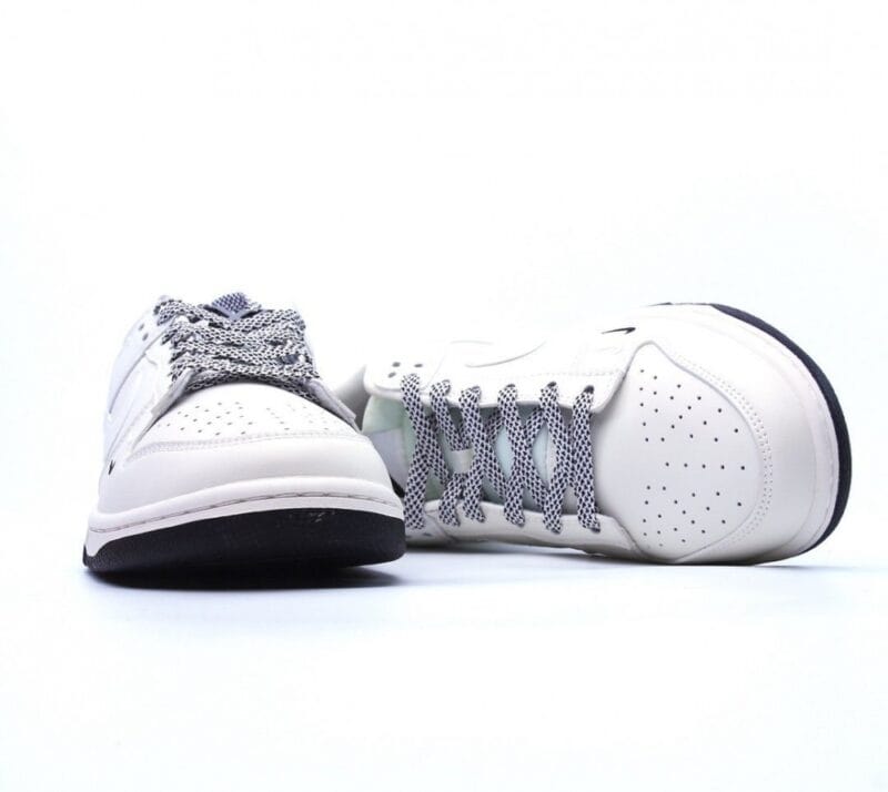 【AT2691】Nike Dunk Low x LV ナイキNKダンクローLVルイ・ヴィトン周年高級カスタムローカットカジュアルスニーカー海外公式同時発売、靴底側面にはLouis Vuittonブランドが埋め込まれ、靴箱には手描きの青い金文字があり、コレクション価値があります。
