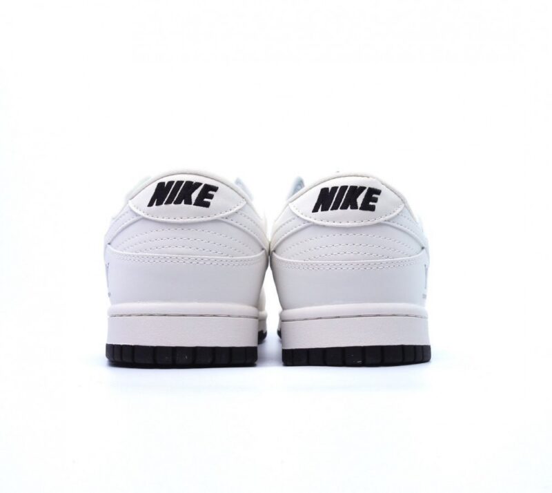 【AT2691】Nike Dunk Low x LV ナイキNKダンクローLVルイ・ヴィトン周年高級カスタムローカットカジュアルスニーカー海外公式同時発売、靴底側面にはLouis Vuittonブランドが埋め込まれ、靴箱には手描きの青い金文字があり、コレクション価値があります。