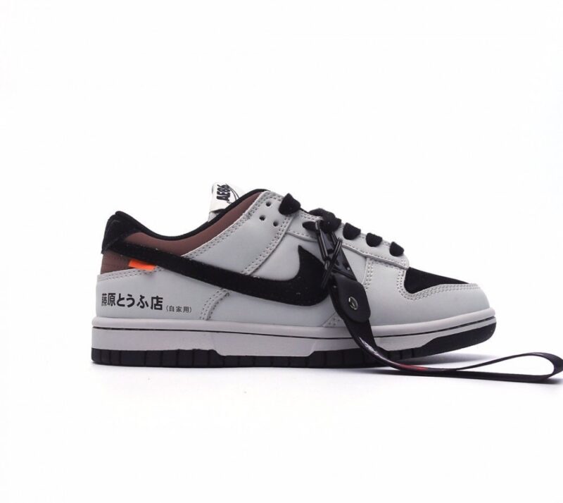 【AT2694】Nike SB Dunk Low Mummyのモデルは、リップストップ生地を使用した特徴的なアッパーと、サイドのSwooshロゴがターコイズ色に似た色合いで表現されています。