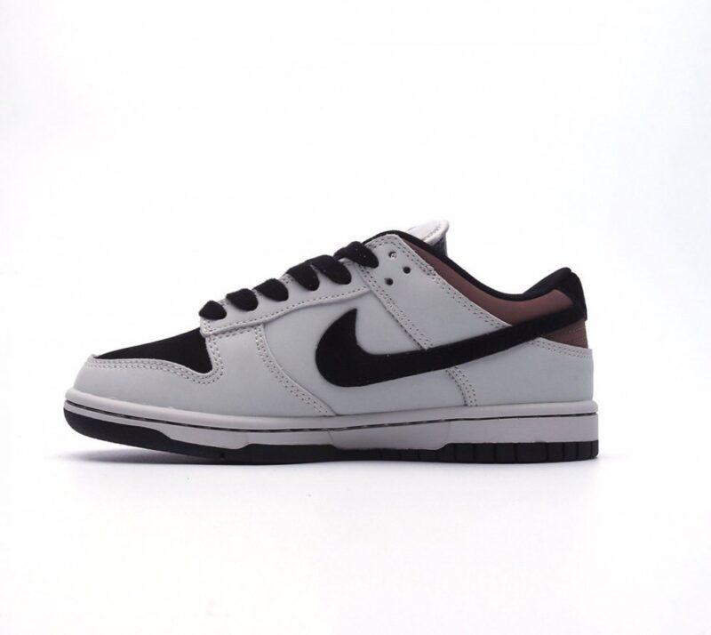 【AT2694】Nike SB Dunk Low Mummyのモデルは、リップストップ生地を使用した特徴的なアッパーと、サイドのSwooshロゴがターコイズ色に似た色合いで表現されています。
