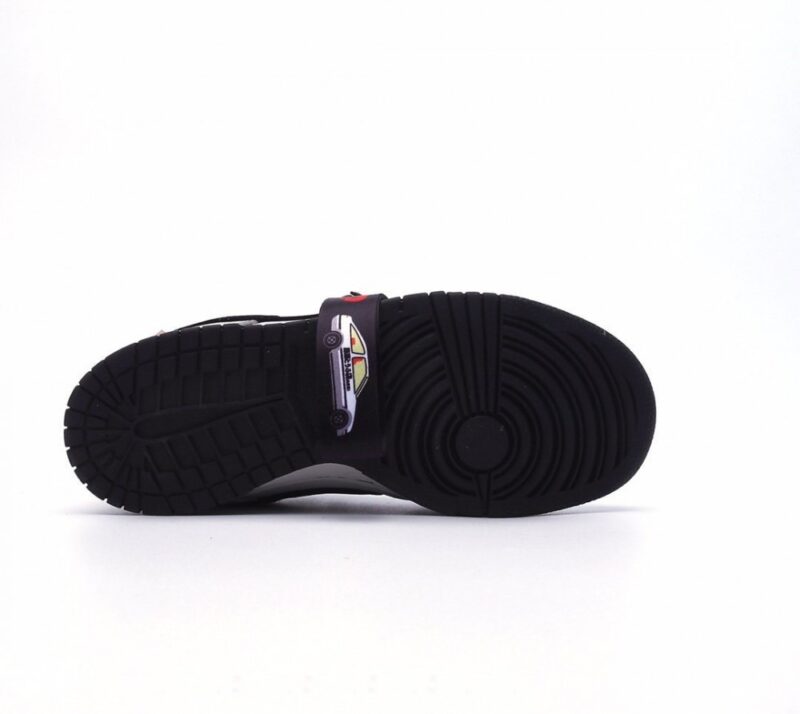 【AT2694】Nike SB Dunk Low Mummyのモデルは、リップストップ生地を使用した特徴的なアッパーと、サイドのSwooshロゴがターコイズ色に似た色合いで表現されています。