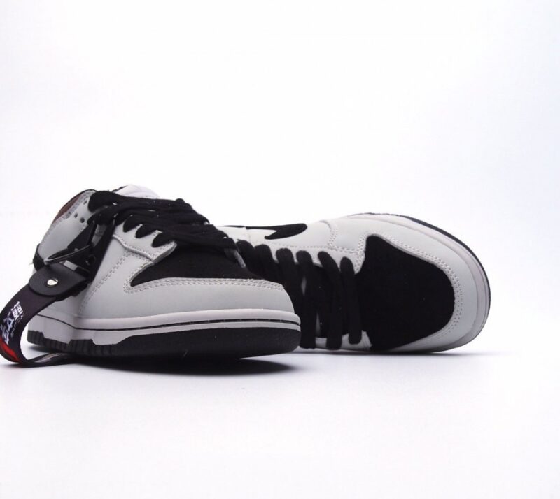 【AT2694】Nike SB Dunk Low Mummyのモデルは、リップストップ生地を使用した特徴的なアッパーと、サイドのSwooshロゴがターコイズ色に似た色合いで表現されています。