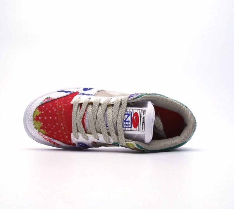 【AT2695】Nike SB Dunk Low Mummy ナイキSBダンクロー マミーは、破れた帆布のアッパーを採用しています。側面のSwooshロゴは、ブルーグリーン色に似た色合いになっています。