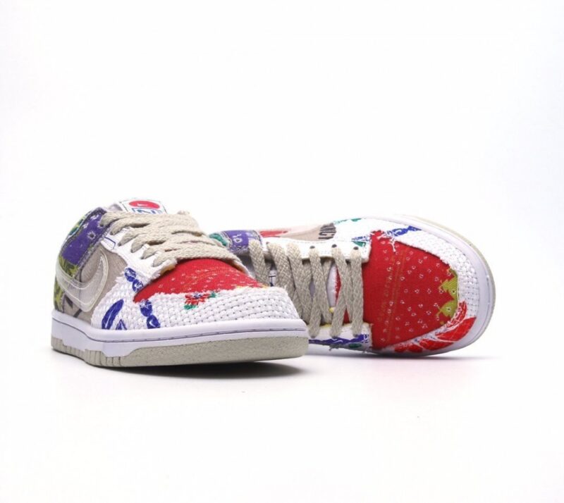 【AT2695】Nike SB Dunk Low Mummy ナイキSBダンクロー マミーは、破れた帆布のアッパーを採用しています。側面のSwooshロゴは、ブルーグリーン色に似た色合いになっています。