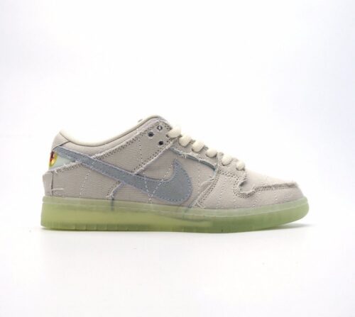 【AT2697】Nike SB Dunk Low Mummyのこのカラーリングは、ティアックキャンバスのアッパーを採用しており、サイドにはブルーグリーンのターコイズ色に似たSwooshロゴがあります。
