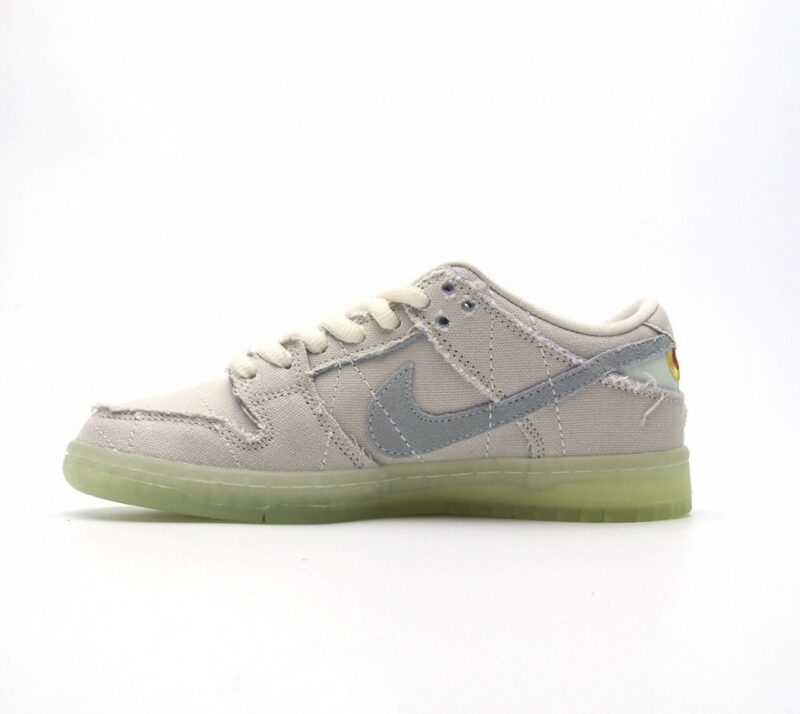 【AT2697】Nike SB Dunk Low Mummyのこのカラーリングは、ティアックキャンバスのアッパーを採用しており、サイドにはブルーグリーンのターコイズ色に似たSwooshロゴがあります。