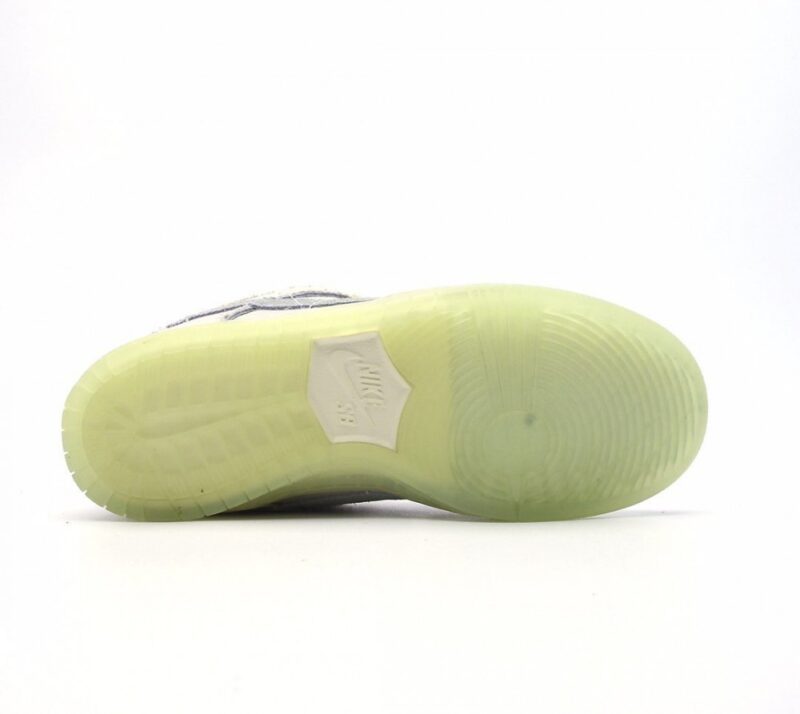 【AT2697】Nike SB Dunk Low Mummyのこのカラーリングは、ティアックキャンバスのアッパーを採用しており、サイドにはブルーグリーンのターコイズ色に似たSwooshロゴがあります。