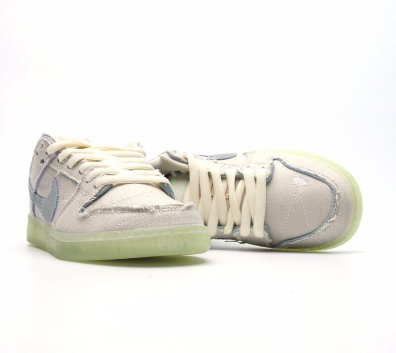 【AT2697】Nike SB Dunk Low Mummyのこのカラーリングは、ティアックキャンバスのアッパーを採用しており、サイドにはブルーグリーンのターコイズ色に似たSwooshロゴがあります。