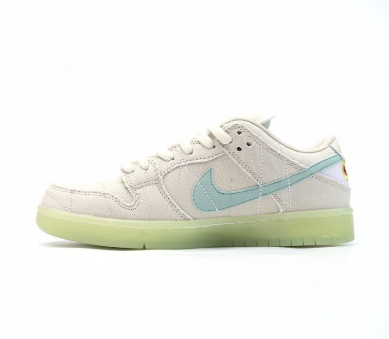 【AT2700】Nike SB Dunk Low "Mummy" ナイキSBダンクロー・ マミーは布製のハイエンドテクスチャーを採用しており、サイドのスウッシュロゴはブルーグリーンのターコイズに似た色合いを持っています。