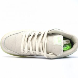 【AT2700】Nike SB Dunk Low "Mummy" ナイキSBダンクロー・ マミーは布製のハイエンドテクスチャーを採用しており、サイドのスウッシュロゴはブルーグリーンのターコイズに似た色合いを持っています。