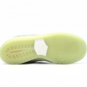 【AT2700】Nike SB Dunk Low "Mummy" ナイキSBダンクロー・ マミーは布製のハイエンドテクスチャーを採用しており、サイドのスウッシュロゴはブルーグリーンのターコイズに似た色合いを持っています。