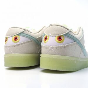 【AT2700】Nike SB Dunk Low "Mummy" ナイキSBダンクロー・ マミーは布製のハイエンドテクスチャーを採用しており、サイドのスウッシュロゴはブルーグリーンのターコイズに似た色合いを持っています。