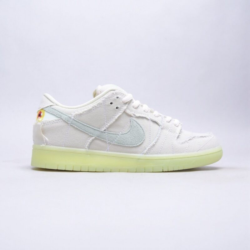 【AT2702】Nike SB Dunk Low "Mummy" シューズは、ベージュのリネン生地とグロウインザダークの灰色ステッチングを組み合わせたカジュアルなスケートボードシューズです。