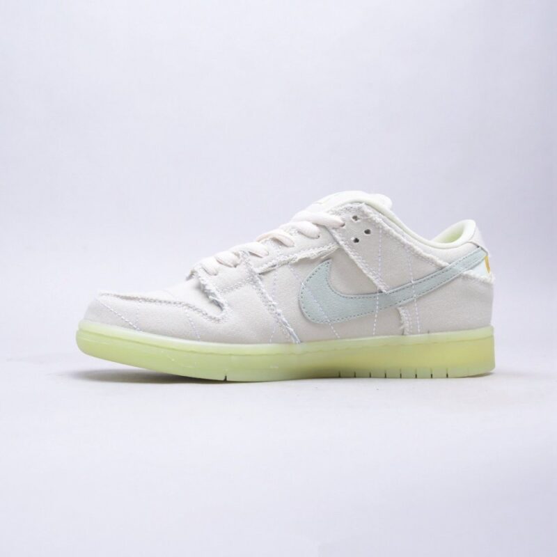 【AT2702】Nike SB Dunk Low "Mummy" シューズは、ベージュのリネン生地とグロウインザダークの灰色ステッチングを組み合わせたカジュアルなスケートボードシューズです。