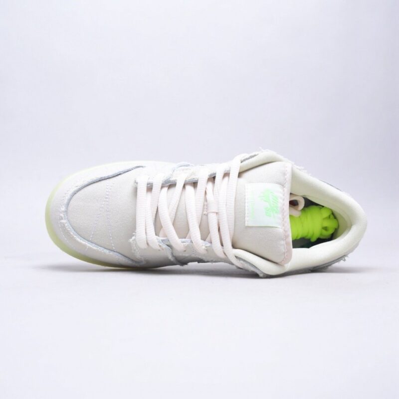 【AT2702】Nike SB Dunk Low "Mummy" シューズは、ベージュのリネン生地とグロウインザダークの灰色ステッチングを組み合わせたカジュアルなスケートボードシューズです。