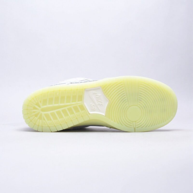 【AT2702】Nike SB Dunk Low "Mummy" シューズは、ベージュのリネン生地とグロウインザダークの灰色ステッチングを組み合わせたカジュアルなスケートボードシューズです。