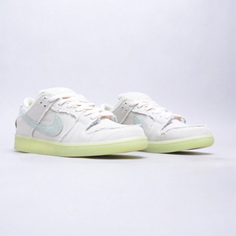 【AT2702】Nike SB Dunk Low "Mummy" シューズは、ベージュのリネン生地とグロウインザダークの灰色ステッチングを組み合わせたカジュアルなスケートボードシューズです。