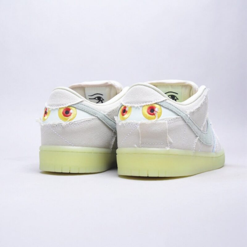【AT2702】Nike SB Dunk Low "Mummy" シューズは、ベージュのリネン生地とグロウインザダークの灰色ステッチングを組み合わせたカジュアルなスケートボードシューズです。