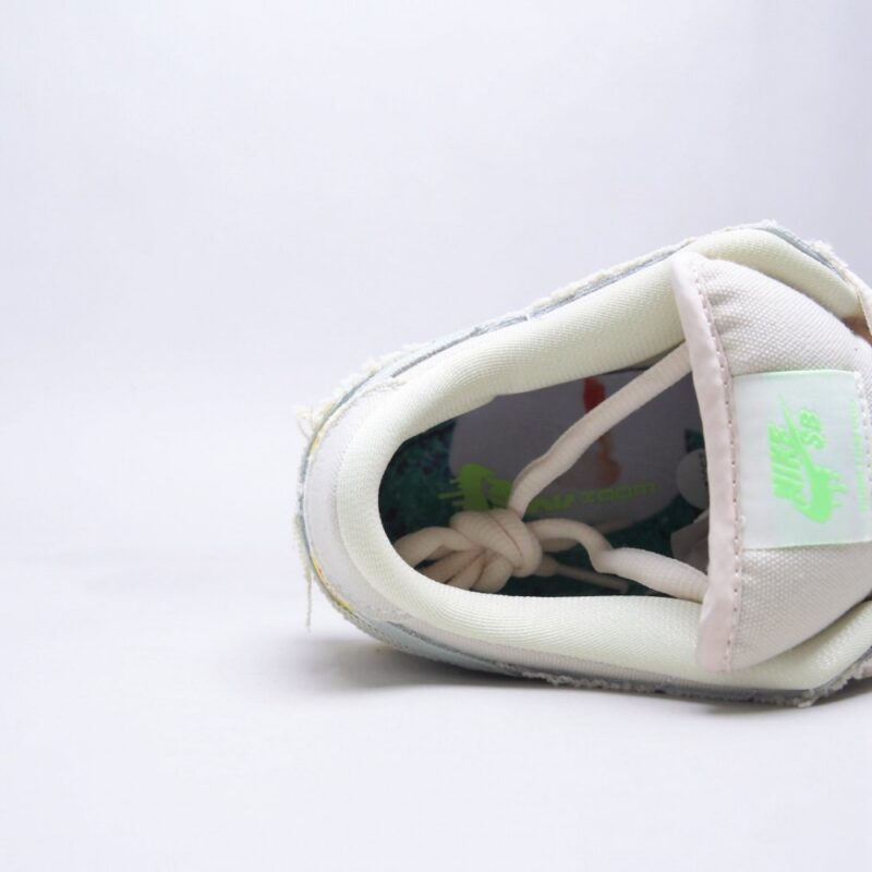 【AT2702】Nike SB Dunk Low "Mummy" シューズは、ベージュのリネン生地とグロウインザダークの灰色ステッチングを組み合わせたカジュアルなスケートボードシューズです。