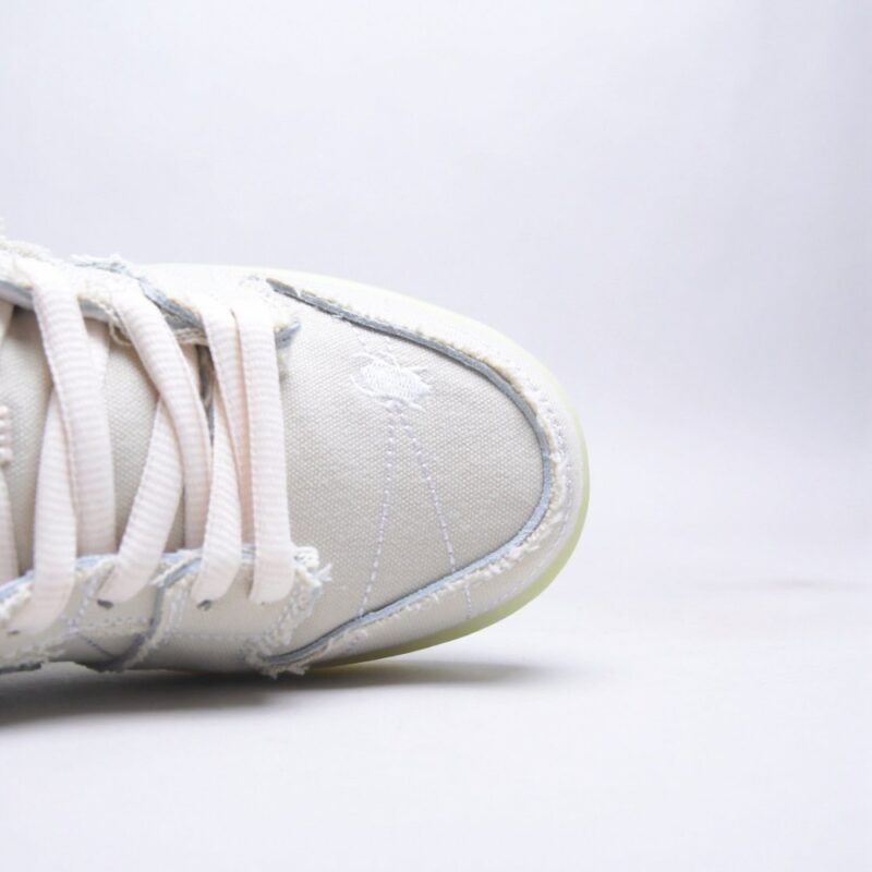 【AT2702】Nike SB Dunk Low "Mummy" シューズは、ベージュのリネン生地とグロウインザダークの灰色ステッチングを組み合わせたカジュアルなスケートボードシューズです。