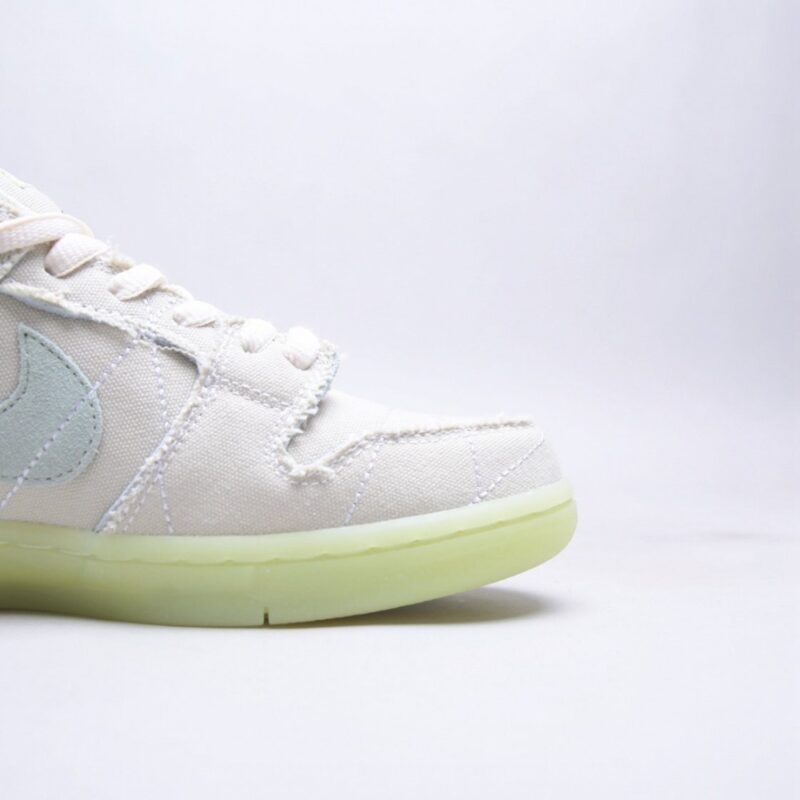 【AT2702】Nike SB Dunk Low "Mummy" シューズは、ベージュのリネン生地とグロウインザダークの灰色ステッチングを組み合わせたカジュアルなスケートボードシューズです。