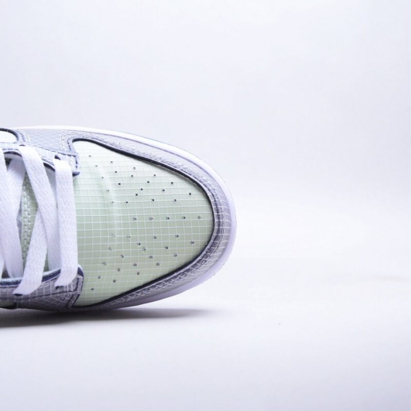 【AT2704】Nike SB Dunk Low "Mummy" ナイキSBダンクロー「ミイラ」グローインザダークSBスニーカーディーム0774-111は、ライトグレーのカラーリングで、麻布素材が巻かれたミイラのスタイルを表現しています。ラフな仕上がりで独特の質感を演出します。