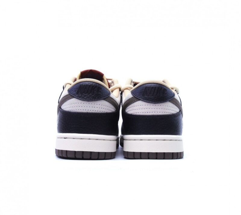 【AT2706】Nike SB Dunk Low ナイキSB ダンク ロー プロは、ヴィンテージのローカットスニーカーです。 スケートボードやカジュアルなスポーツ用にデザインされ、ベルクロストラップが特徴的です。