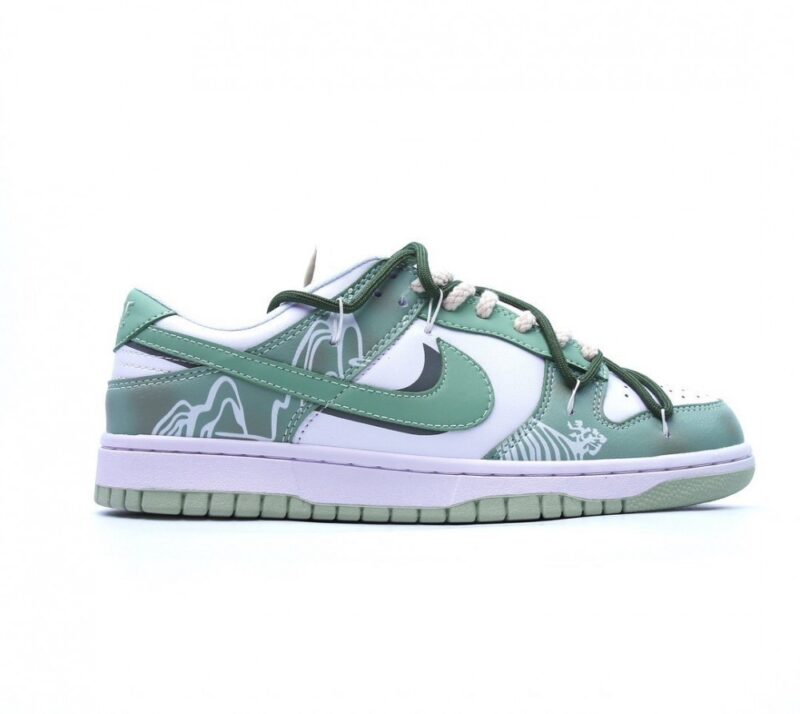 【AT2712】NIKE ダンクSB LOWは、その名の通り、クラシックなダンクの系譜を持ちながら、さらにファッション要素を取り入れたスニーカーです。通常のダンクスケートボードシューズと比較して、改良されたDunk SBは、舌のパディングが厚くなり、快適性が大幅に向上し、着脱もより簡単になりました。