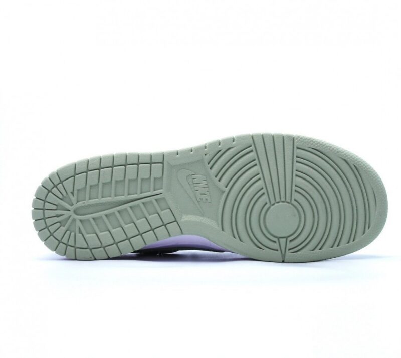 【AT2712】NIKE ダンクSB LOWは、その名の通り、クラシックなダンクの系譜を持ちながら、さらにファッション要素を取り入れたスニーカーです。通常のダンクスケートボードシューズと比較して、改良されたDunk SBは、舌のパディングが厚くなり、快適性が大幅に向上し、着脱もより簡単になりました。