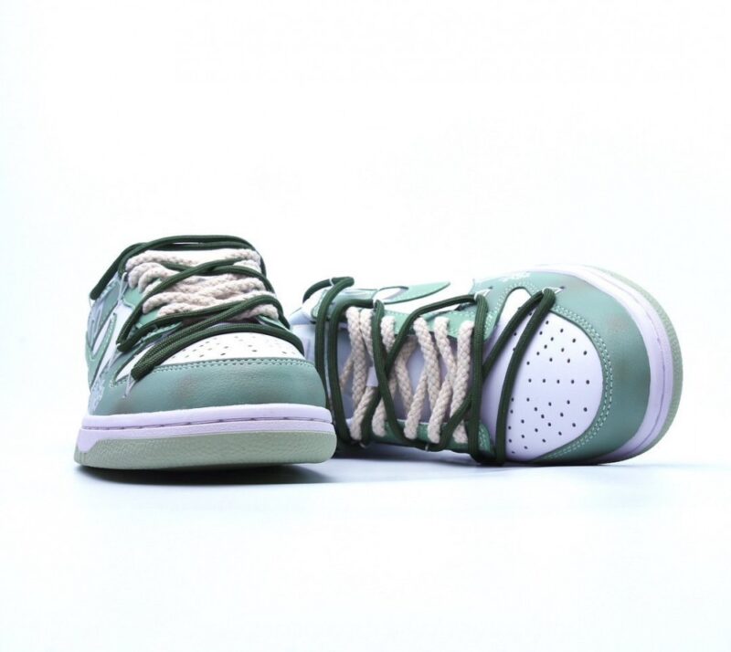 【AT2712】NIKE ダンクSB LOWは、その名の通り、クラシックなダンクの系譜を持ちながら、さらにファッション要素を取り入れたスニーカーです。通常のダンクスケートボードシューズと比較して、改良されたDunk SBは、舌のパディングが厚くなり、快適性が大幅に向上し、着脱もより簡単になりました。