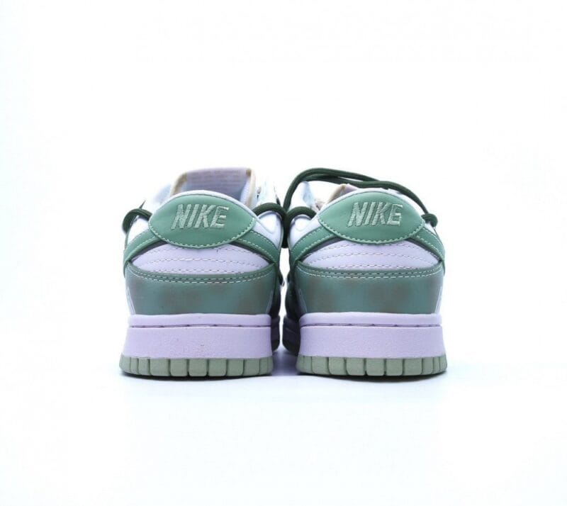 【AT2712】NIKE ダンクSB LOWは、その名の通り、クラシックなダンクの系譜を持ちながら、さらにファッション要素を取り入れたスニーカーです。通常のダンクスケートボードシューズと比較して、改良されたDunk SBは、舌のパディングが厚くなり、快適性が大幅に向上し、着脱もより簡単になりました。