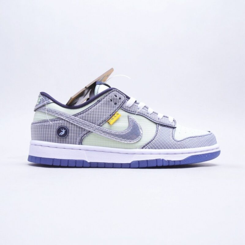 【AT2727】Nike SB Dunk Low "Mummy" ナイキSBダンクロー「ミイラ」グローオールドMUMMY」SBバックボードはファッションカジュアルスニーカーDM0774-111のシューズボディは明るい灰色で表現され、麻布素材でミイラが包まれたようなスタイルが展開され、粗野な毛縁が独特な質感をもたらします。