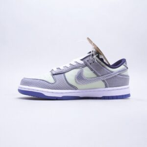 【AT2727】Nike SB Dunk Low "Mummy" ナイキSBダンクロー「ミイラ」グローオールドMUMMY」SBバックボードはファッションカジュアルスニーカーDM0774-111のシューズボディは明るい灰色で表現され、麻布素材でミイラが包まれたようなスタイルが展開され、粗野な毛縁が独特な質感をもたらします。