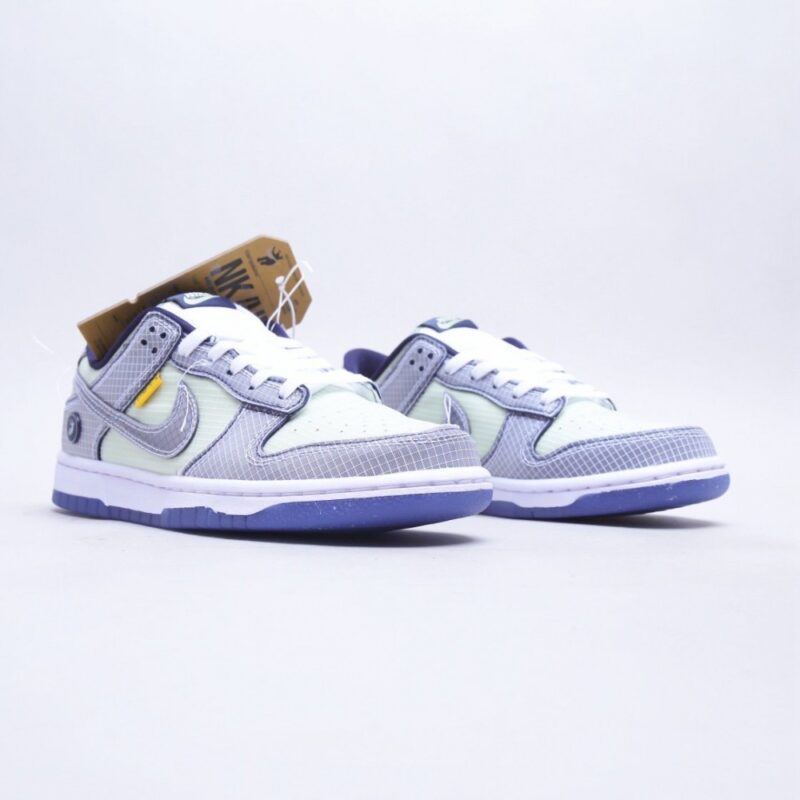 【AT2727】Nike SB Dunk Low "Mummy" ナイキSBダンクロー「ミイラ」グローオールドMUMMY」SBバックボードはファッションカジュアルスニーカーDM0774-111のシューズボディは明るい灰色で表現され、麻布素材でミイラが包まれたようなスタイルが展開され、粗野な毛縁が独特な質感をもたらします。