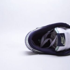 【AT2727】Nike SB Dunk Low "Mummy" ナイキSBダンクロー「ミイラ」グローオールドMUMMY」SBバックボードはファッションカジュアルスニーカーDM0774-111のシューズボディは明るい灰色で表現され、麻布素材でミイラが包まれたようなスタイルが展開され、粗野な毛縁が独特な質感をもたらします。