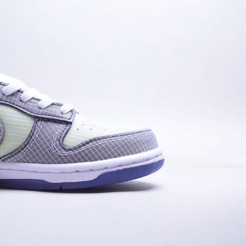 【AT2727】Nike SB Dunk Low "Mummy" ナイキSBダンクロー「ミイラ」グローオールドMUMMY」SBバックボードはファッションカジュアルスニーカーDM0774-111のシューズボディは明るい灰色で表現され、麻布素材でミイラが包まれたようなスタイルが展開され、粗野な毛縁が独特な質感をもたらします。