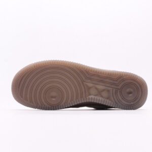 【AT2735】Nike AIR FORCE 1‘07 エアフォースワン07は、オールマッチのカジュアルスポーツシューズです。