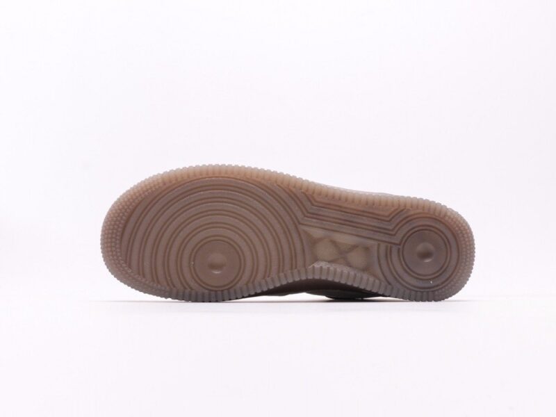 【AT2735】Nike AIR FORCE 1‘07 エアフォースワン07は、オールマッチのカジュアルスポーツシューズです。