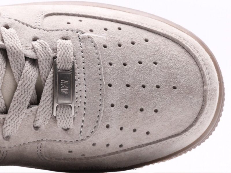 【AT2735】Nike AIR FORCE 1‘07 エアフォースワン07は、オールマッチのカジュアルスポーツシューズです。