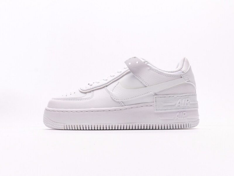【AT2740】Nike WMNS Air Force 1 ナイキWMNS Air Force 1 Shadowは、マカロン色の軽量のハイトップスニーカー。クラシックなデザインに遊び心の要素を注入しました。