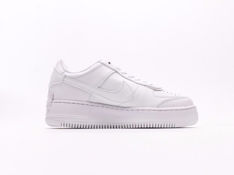 【AT2740】Nike WMNS Air Force 1 ナイキWMNS Air Force 1 Shadowは、マカロン色の軽量のハイトップスニーカー。クラシックなデザインに遊び心の要素を注入しました。